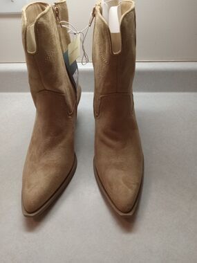 Universal Thread Tan Suede Pointed-Toe Heeled Boots